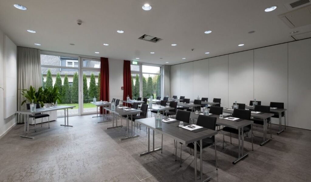 Meetingraum mit parlamentarischer Bestuhlung