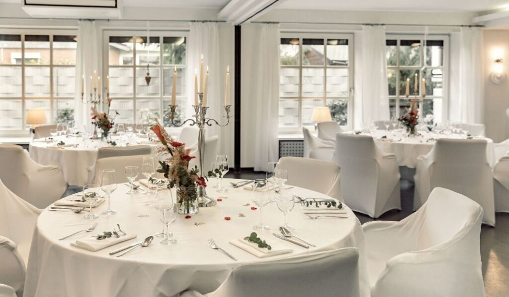 festlich gedeckter runder Tisch